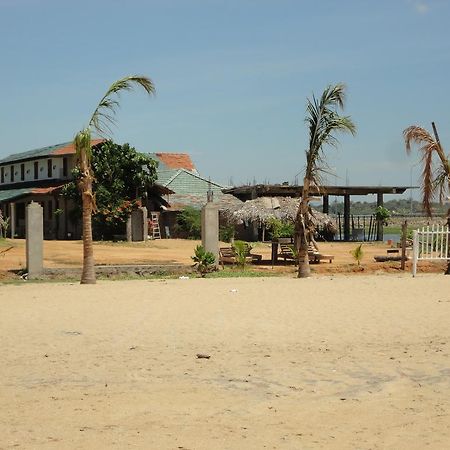 Yoho Hotel Arugambay Beach Inn 아루감 베이 외부 사진